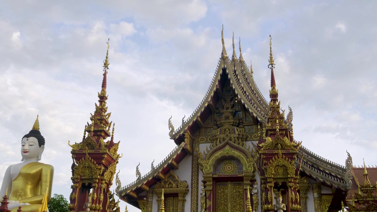 Vista frontale di un bellissimo tempio in Thailandia con statua di Buddha