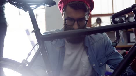 mecánico reparando bicicletas en el taller