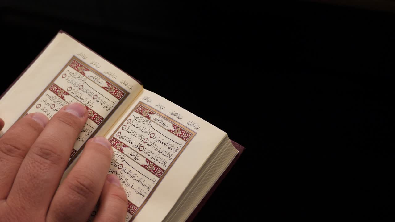 imágenes de un hombre leyendo los versos cortos del noble corán
