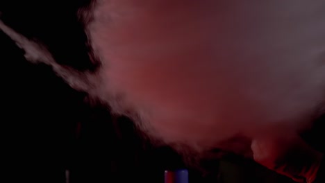 manos femeninas viento una nube de aire de algodón de azúcar en un palo de madera. 4k