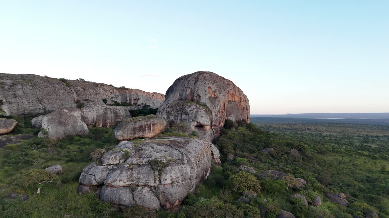 Drohnen-Nahaufnahme der alten Steintürme bei Pedras Negras de Pungo Andongo, Malanje, Angola, Südafrika, mit einem einzigartigen geologischen Erbe im Sonnenuntergang