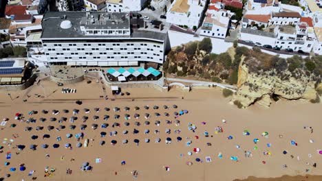 drone disparado desde la playa en el algarve