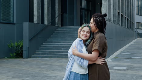 madre e hija abrazándose