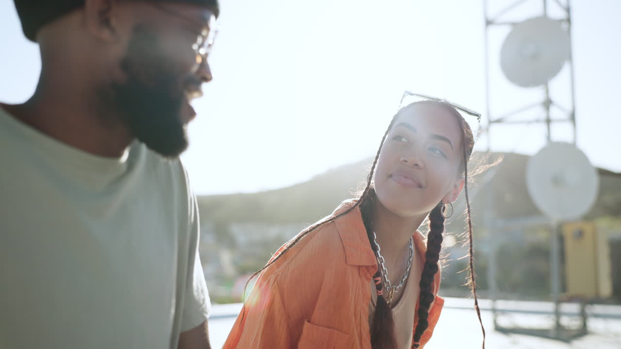 대화하는 커플, 패션 또는 도시 지붕에 유대