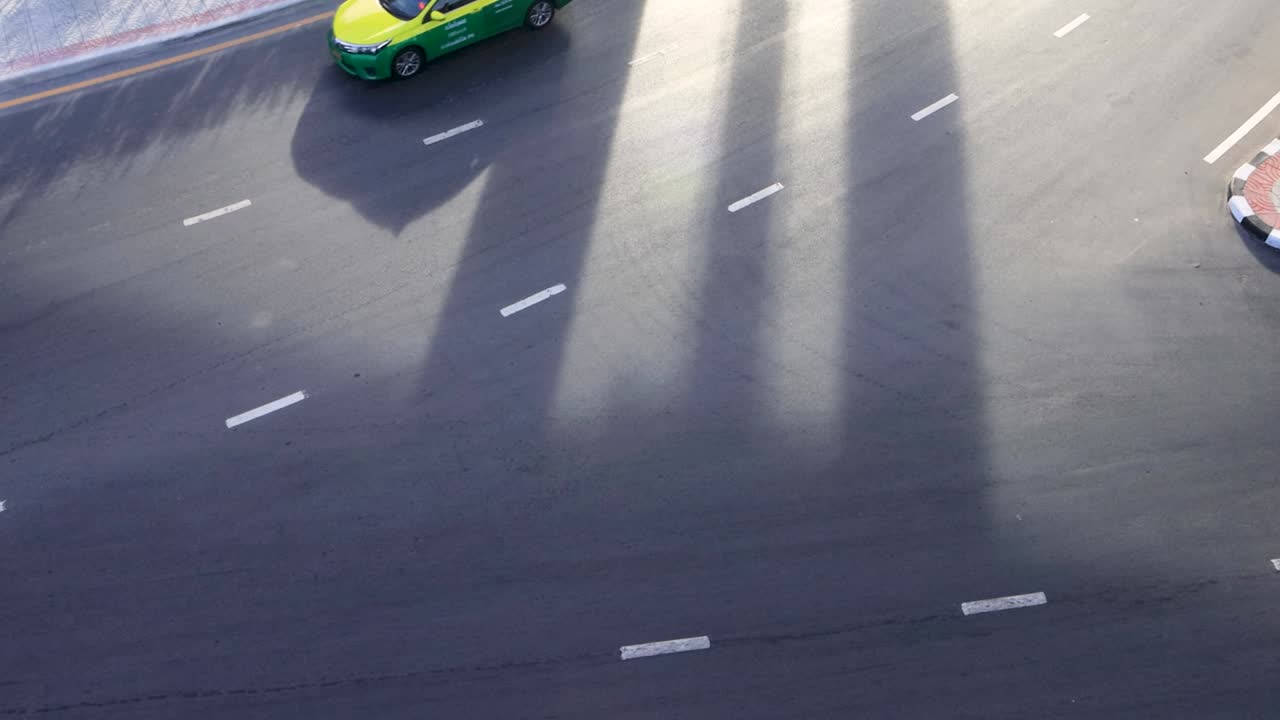 방, 태국 - 2020년 6월 12일:  프라 스리 마하타트 (wat phra sri mahat bts) 역에서 교통 차량의 높은 시각