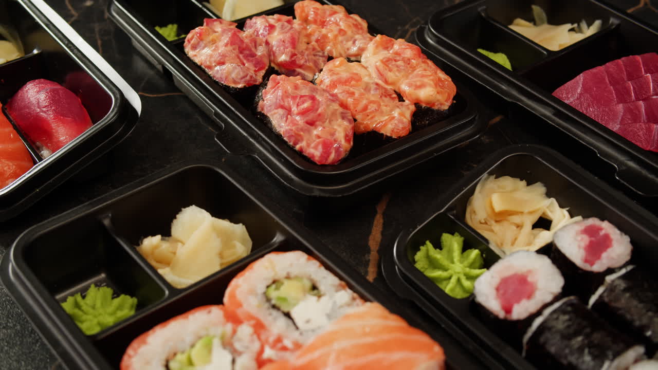 寿司とマキのテイクエイの食事注文