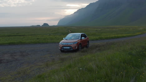 Coche-Con-Vista-Aérea-Estacionado-En-Un-Campo-De-Hierba-En-Islandia.-Vista-De-Drones-De-Las-Tierras-Altas-De-Islandia-Con-Un-Automóvil-Estacionado-Para-Una-Expedición-Aventurera