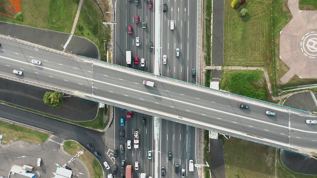 고속도로 교차로와 교차로의 공중 사진, 교통 혼잡, 정적 카메라