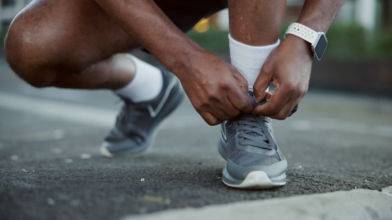 Una persona che si allaccia le scarpe prima di correre