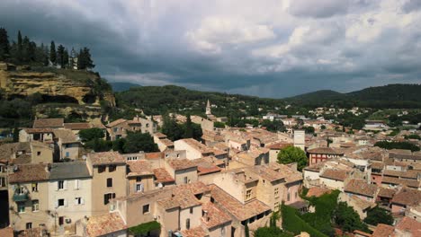 vista de aviones no tripulados de casas de piedra y arcilla en un hermoso pueblo en cadenet, provenza, francia