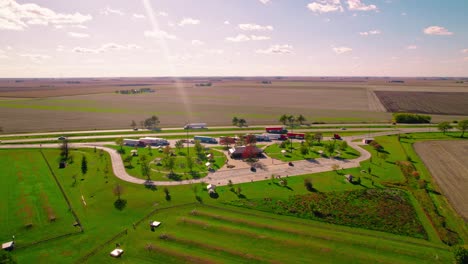 illinois prairie, parada de descanso en el área hacia el norte en tolono, illinois, estados unidos