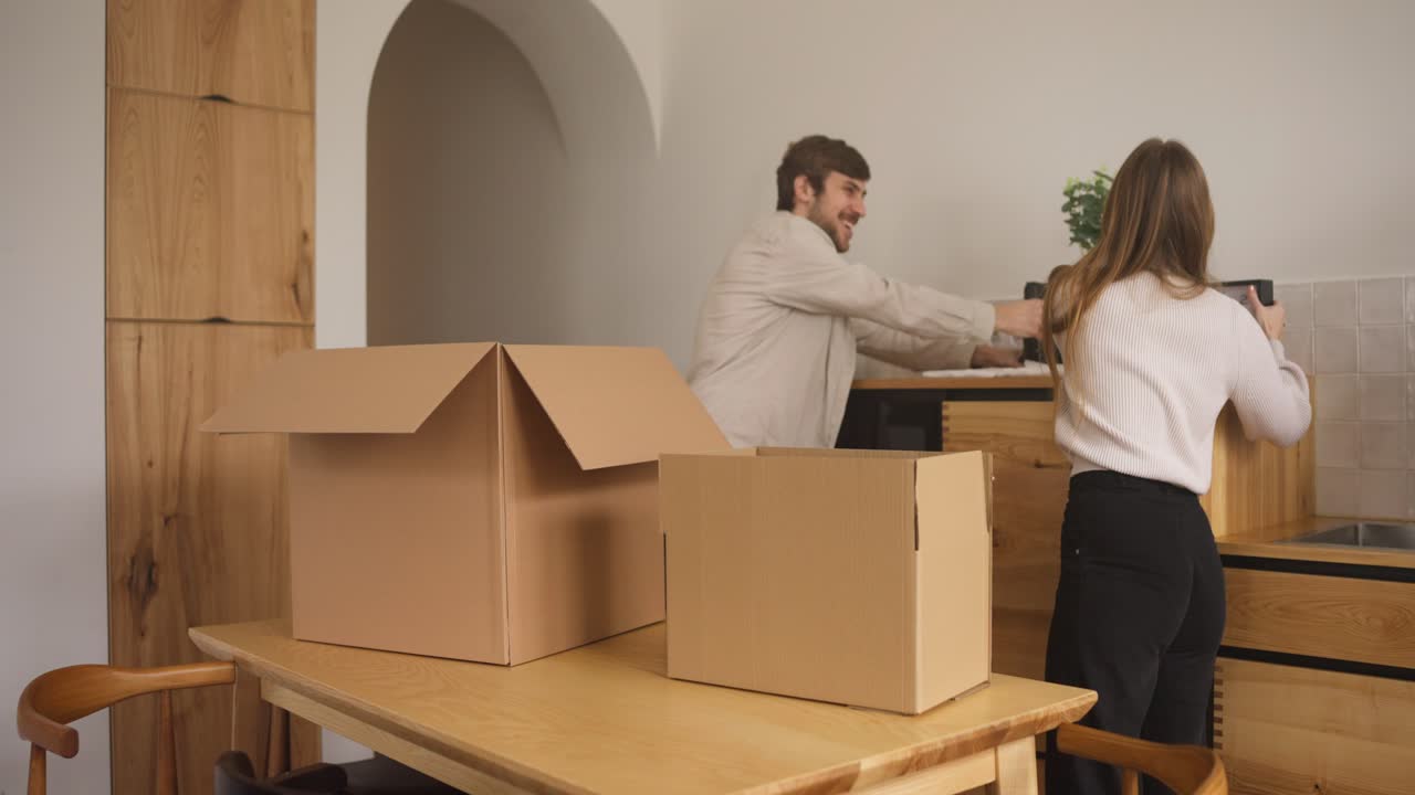 pareja mudándose a un nuevo apartamento
