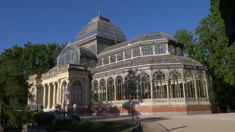 palacio de cristal – durch blätter sichtbar