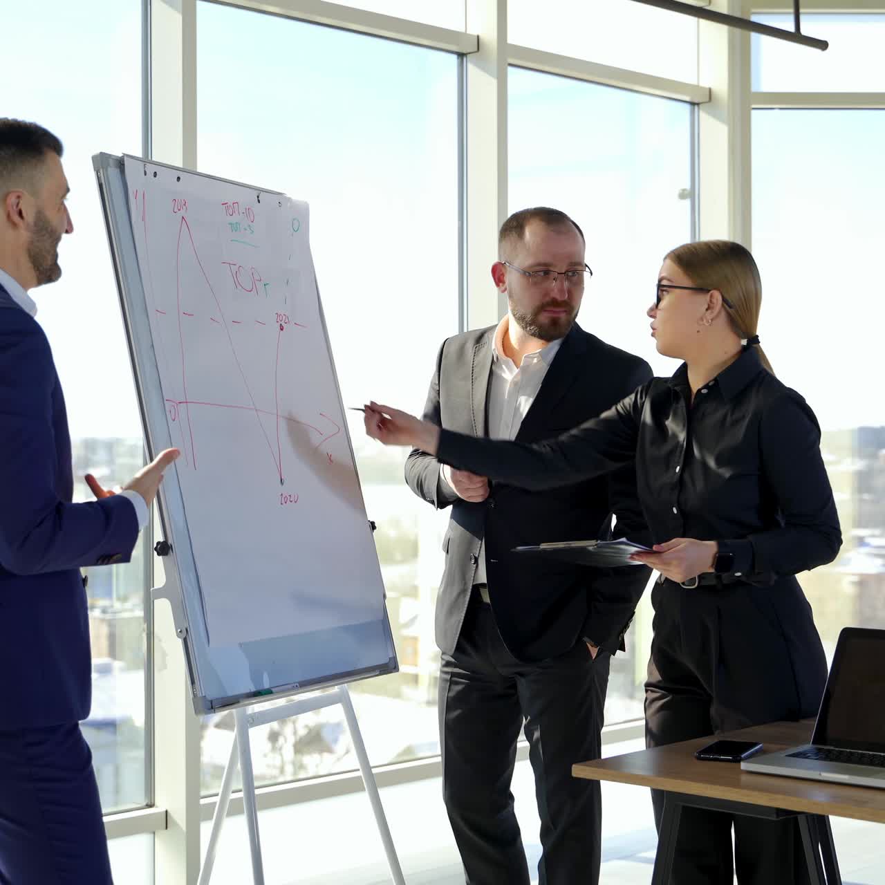 Vellykket forretningsmøde i studiet. Diskussion om virksomhedskurser i moderne kontor.