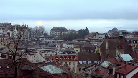 una pintoresca vista de los tejados de lausana, que muestra la arquitectura histórica y un encantador paisaje urbano