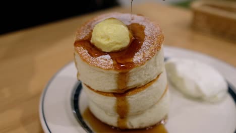 Sirup-Auf-Flauschige-Pfannkuchen-Gießen