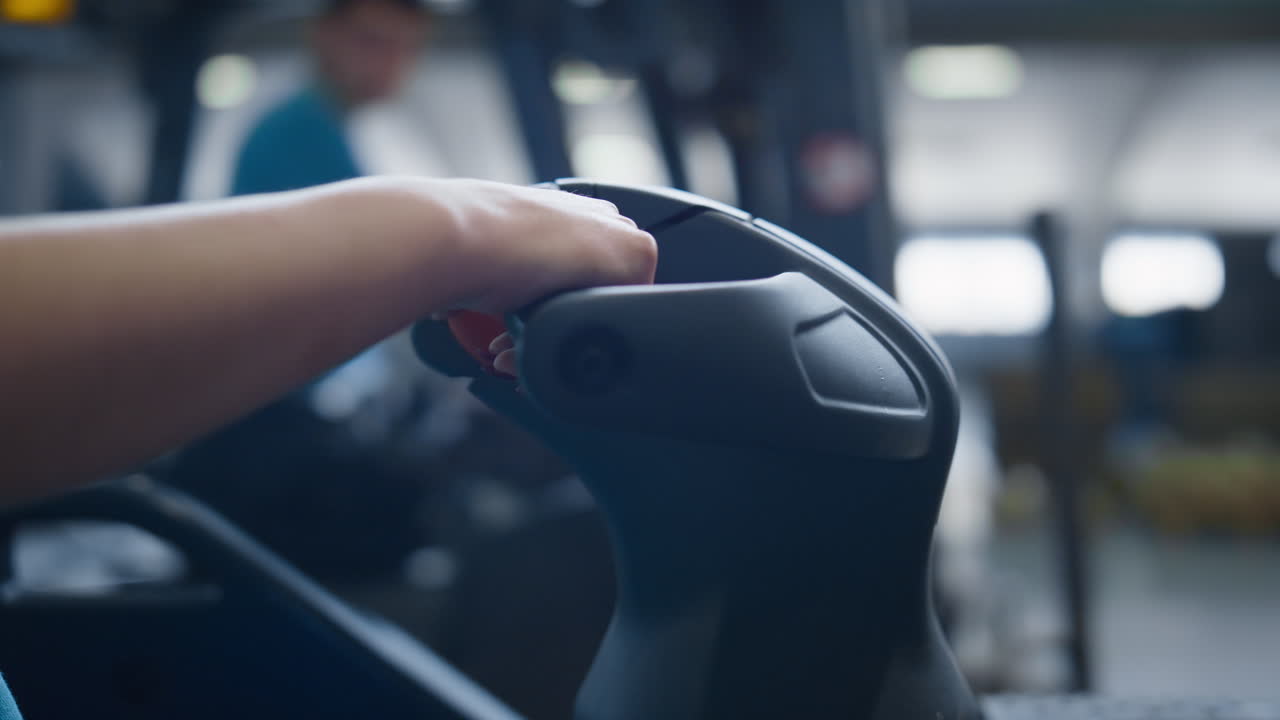close-up máquina de almacén proceso de conducción cosas trabajador sosteniendo el volante
