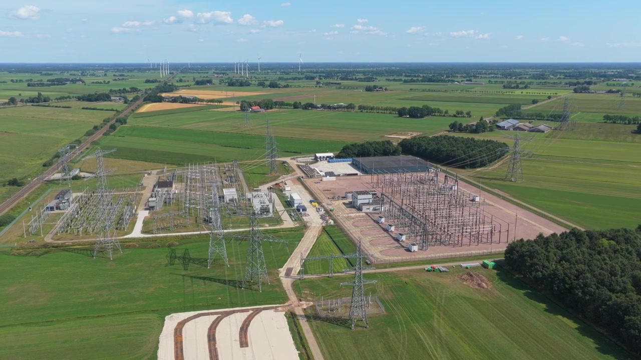 Vista aerea di una sottostazione elettrica in un paesaggio rurale