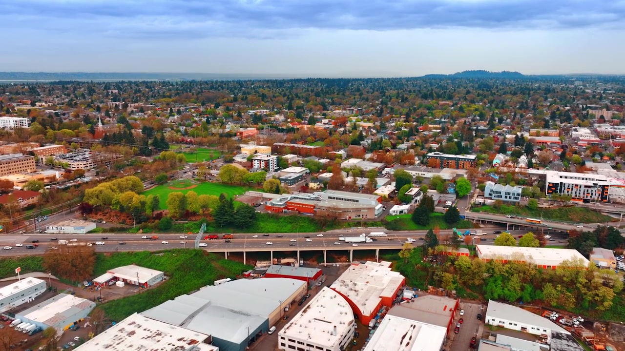 Grönskande landskap i Portland, Oregon, USA dagtid. Drönarfilm över staden med låg bebyggelse.