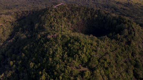 Increíble-Inclinación-Aérea-Desde-El-Cráter-Del-Volcán-Rangitoto,-Revela-Una-Vista-Panorámica-De-Nueva-Zelanda-De-Auckland