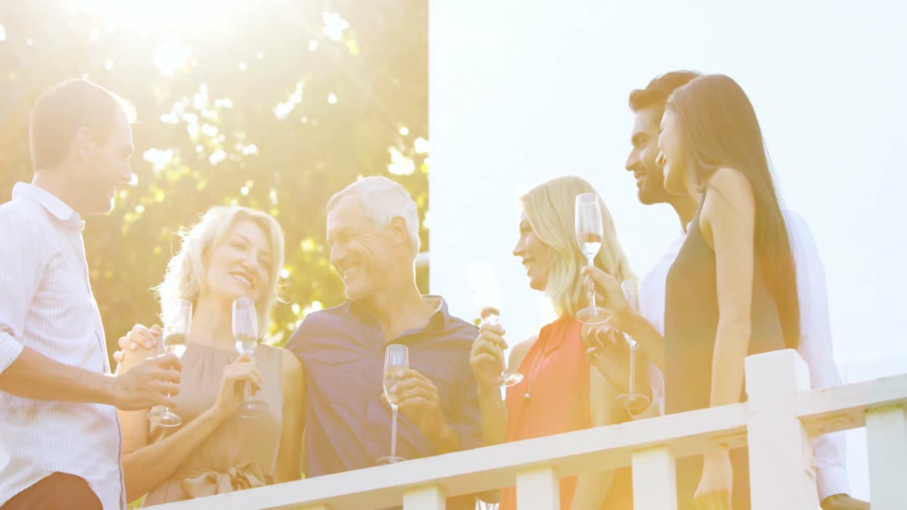 友達がバルコニーでシャンパンを飲みながら交流しています ⁇