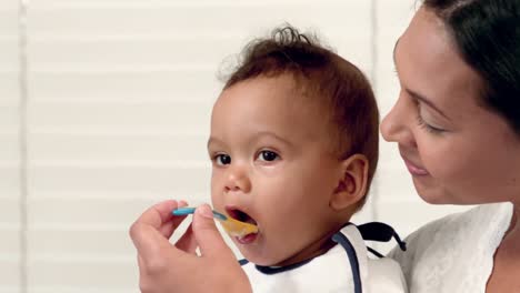 Glückliche-Mutter,-Die-Ihren-Kleinen-Jungen-Füttert