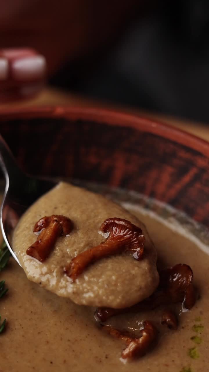 sopa de setas cremosa con chanterelles tostadas