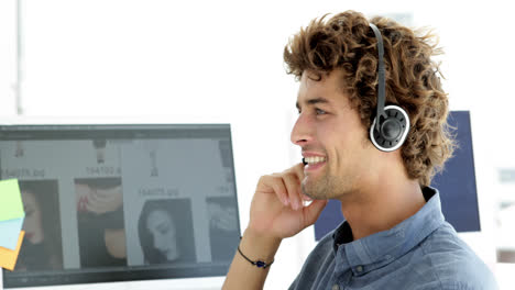 Diseñador-Creativo-De-Contenido-Llamando-Con-Auriculares-