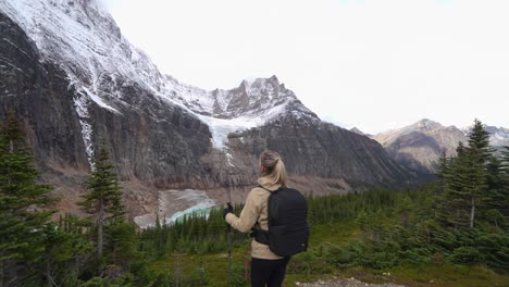 Frau,-Die-Vom-Angel-Gletscher-Und-Dem-Aussichtspunkt-Mount-Edith-Cavell-Weggeht