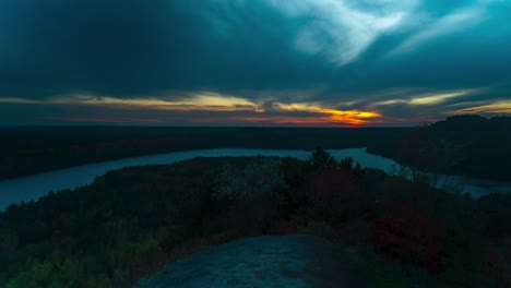 Lebendiger-Zeitraffer-Des-Nationalparks-Mit-See-Und-Wechselndem-Himmel