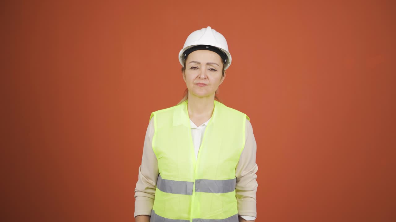 la ingeniera aprueba las noticias que escuchó.