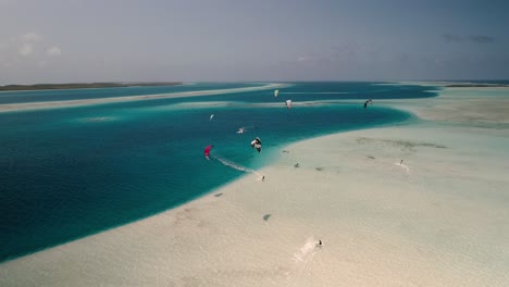 La-Gente-Disfruta-De-Un-Kite-Safary-En-La-Barrera-De-Coral-Sebastopol,-Archipiélago-De-Los-Roques