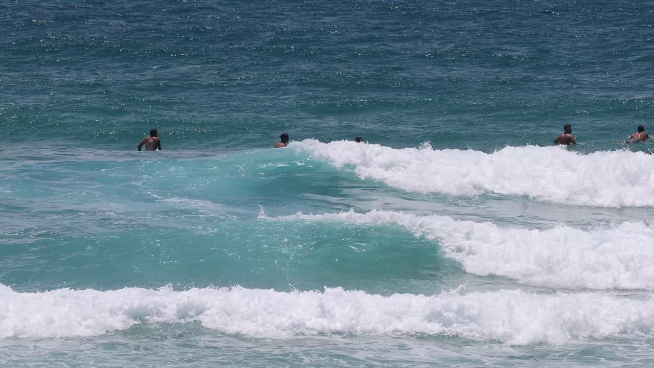 활기찬 바다 에서 파도 를 즐기는 서퍼 들 의 그룹