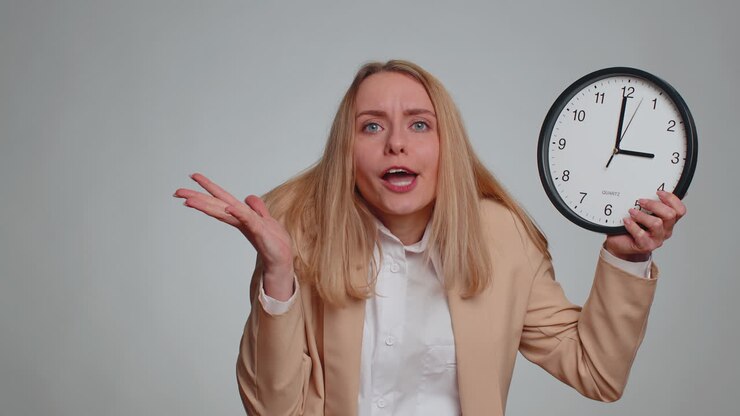 Donna d'affari con ansia che controlla l'ora sull'orologio che arriva in ritardo al lavoro che è in ritardo alla scadenza