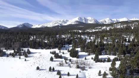 toma cinematográfica de montañas cubiertas de nieve