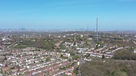 Absteigende-Drohnenaufnahme-Von-Zwei-Antennen-Im-Crystal-Palace-Tower-Radio-Im-Süden-Londons