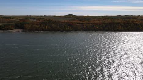 Movimiento-De-Cámara-En-órbita-Aérea-Sobre-El-Lago-Buffalo-En-Alberta-Durante-Un-Día-Soleado-De-Otoño