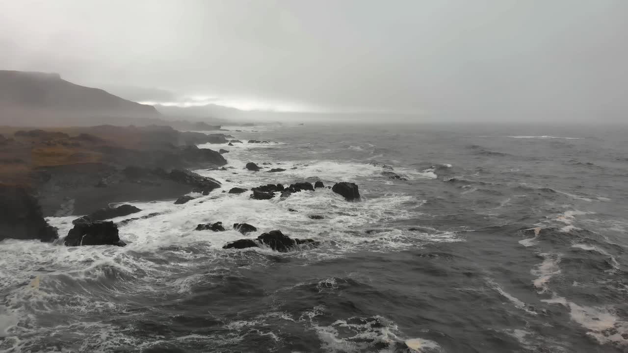 djupavogshreppur, iceland-3의 검은 해변 위의 공중 영상