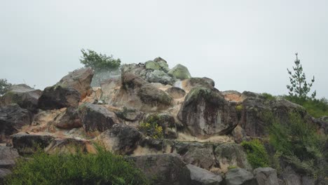 Geologische-Aktivität,-Vulkanlandschaft,-Dampfende-Felshaufen