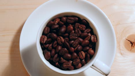 concentrarse en los granos de café en una taza blanca