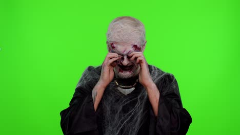 el hombre zombi de halloween se limpia las lágrimas y llora de desesperación, estando triste por las cosas injustas
