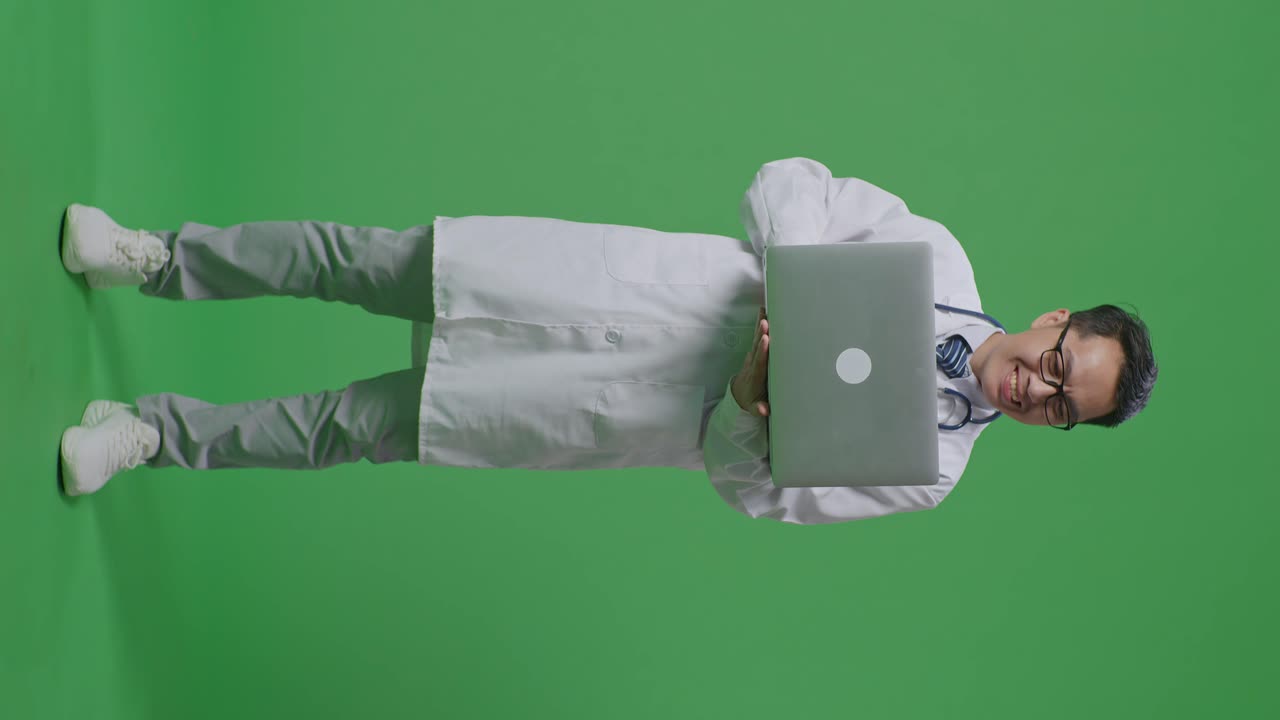 médico usando una computadora portátil en el estudio