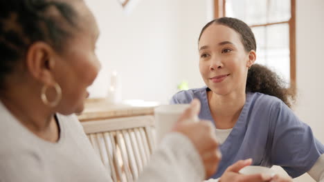 cuidador, jubilación y mujeres con café