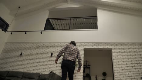el hombre alertado regresa del trabajo nota un sonido extraño en la casa