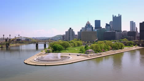 Luftdrohnenaufnahme-Des-Point-State-Park-In-Pittsburgh,-Pennsylvania