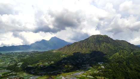 Vista-Aérea-De-Hiperlapso-Del-Paisaje-Nublado-En-Movimiento-Sobre-El-Monte-Batur,-Bali,-Indonesia