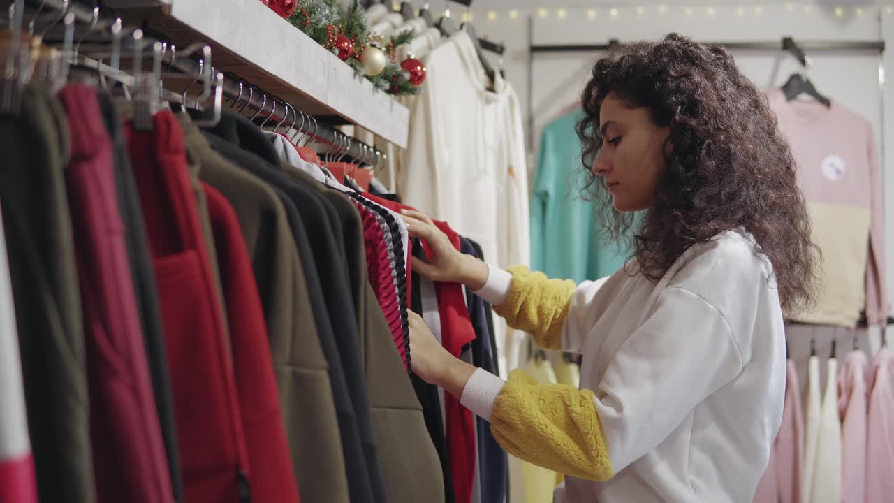 mujer comprando ropa en una tienda de ropa