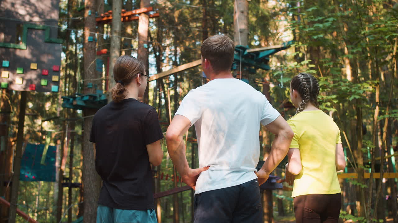 모험 캠프에 있는 사람