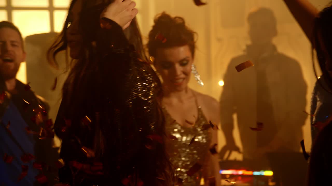 mujer con vestido de pañuelo lanzando confeti