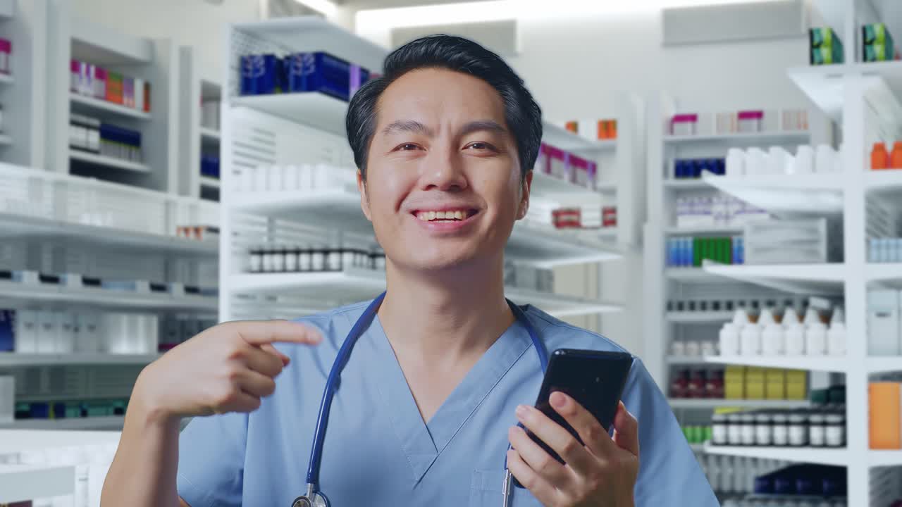 약국에서 전화를 사용하는 약사